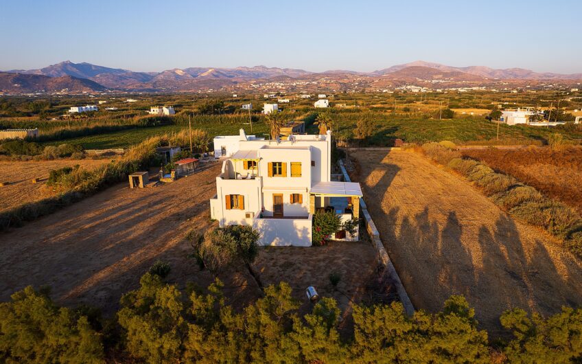 ΝΑΞΟΣ πωλείται πολυτελής βίλα 188τ.μ. σε οικόπεδο 1.000 τ.μ ΤΙΜΗ ΠΩΛΗΣΗΣ: 780.000 ΕΥΡΩ