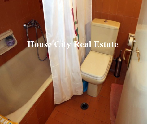 Πωλείται ευρύχωρο διαμέρισμα 100 τ.μ., τεσσάρων δωματίων Τιμή πώλησης: 158.000€.