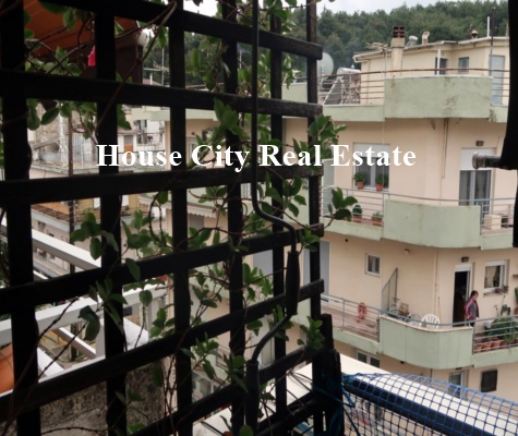 Πωλείται ευρύχωρο διαμέρισμα 100 τ.μ., τεσσάρων δωματίων Τιμή πώλησης: 158.000€.