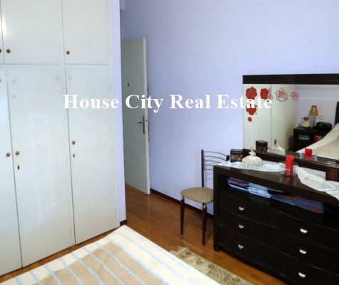 Πωλείται ευρύχωρο διαμέρισμα 100 τ.μ., τεσσάρων δωματίων Τιμή πώλησης: 158.000€.