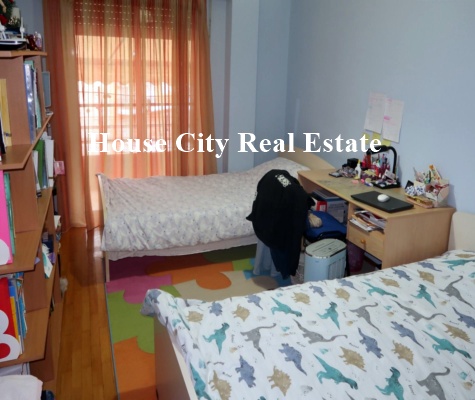 Πωλείται ευρύχωρο διαμέρισμα 100 τ.μ., τεσσάρων δωματίων Τιμή πώλησης: 158.000€.